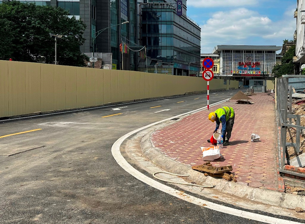 Hiện lòng đường và vỉa hè phố Trần Hưng Đạo đoạn đi qua ga S12 đang được các đơn vị thi công hoàn trả từng phần.