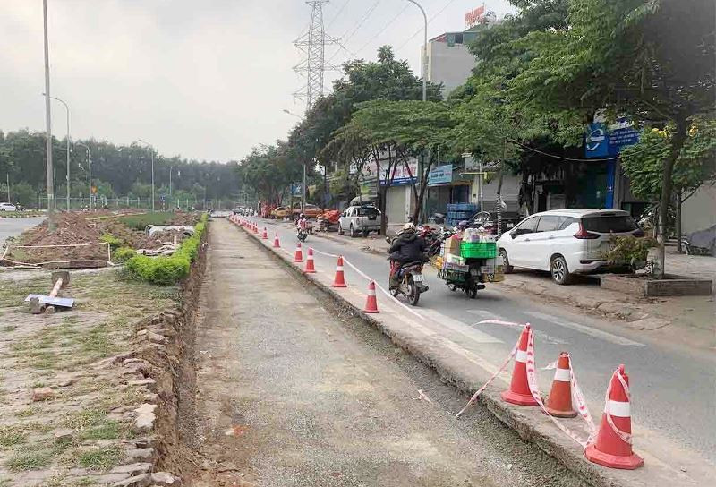 Các trục đường Trần Hữu Dực, Trịnh Văn Bô (quận Nam Từ Liêm) cũng đang bị đào xới, xén một phần để mở rộng lòng đường.