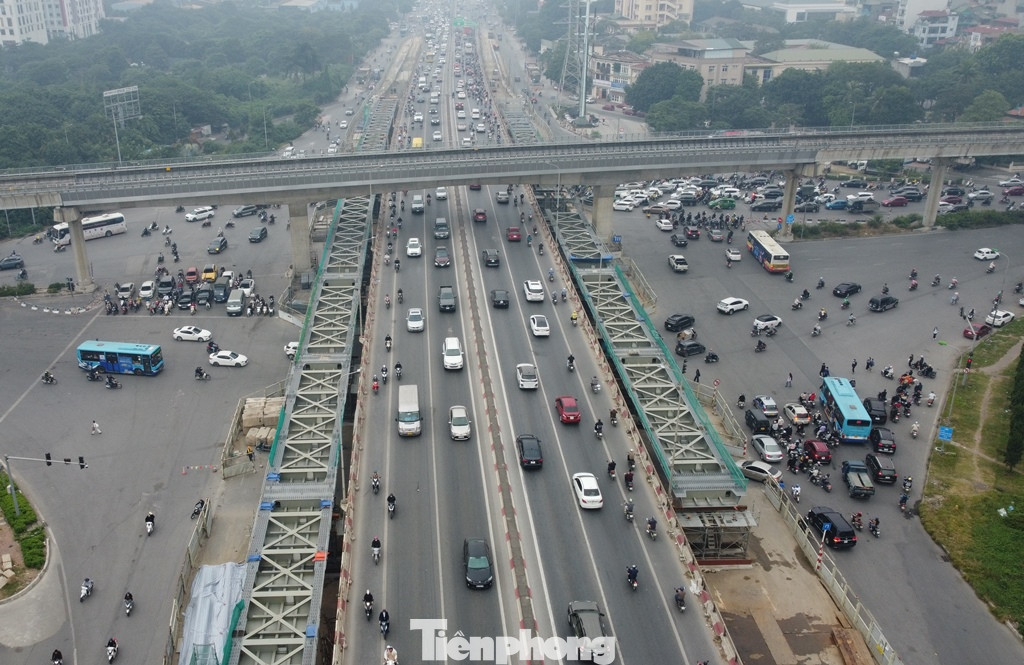 Hình hài của hai cầu vượt thép nằm song song với cầu vượt Mai Dịch sau 6 tháng thi công. Hình hài của hai cầu vượt thép nằm song song với cầu vượt Mai Dịch sau 6 tháng thi công.