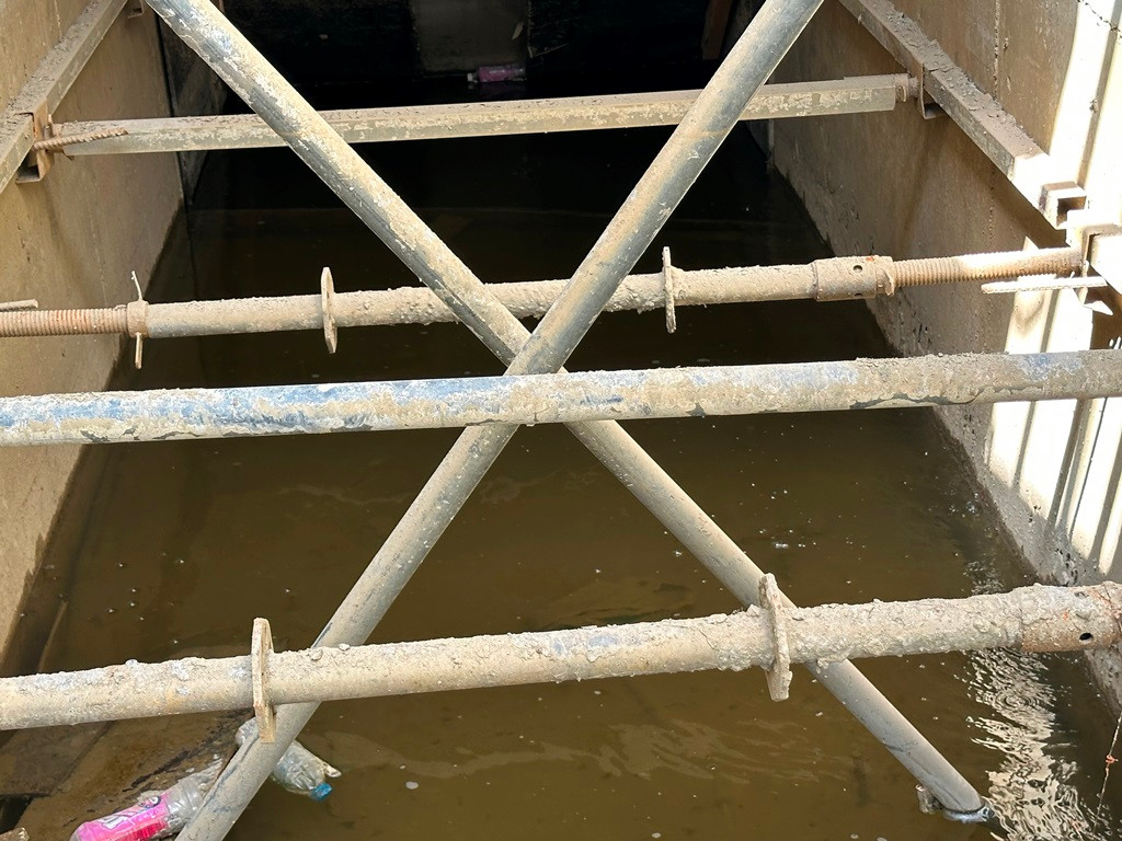 Tuy nhiên, do bên trong hầm đang bị ngập nước do mưa to nên hiện các cửa hầm ga đang được đơn vị thi công rào lại để đảm bảo an toàn.