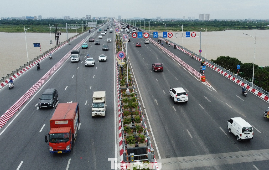 Cầu Vĩnh Tuy được tổ chức giao thông đồng bộ cả hai chiều cầu . Ảnh: Anh Trọng.