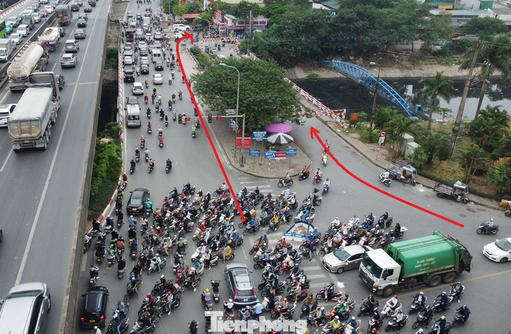 Cùng với lưu lượng xe đông, việc tổ chức giao thông và cấm đường tại đây đang có nhiều bất cập, phương tiện từ Vành đai 3 vào phố Bằng Liệt bị cấm nhưng khi phương tiện đến nút giao này không hề thấy biển cấm đường từ xa.