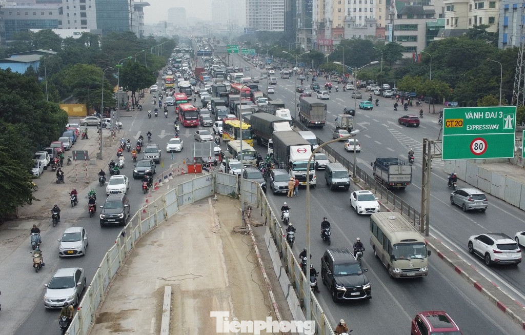 Bình thường hướng Phạm Hùng đi Phạm Văn Đồng qua nút giao Mai Dịch có 6 làn xe, trong đó ở dưới thấp có 4 làn, nhưng hiện nay có đến 3 làn đường phía dưới bị hàng rào công trường cầu vượt thép chiếm dụng, dẫn đến giao thông qua đây gần 1 năm nay khó khăn, thường xuyên ùn tắc.