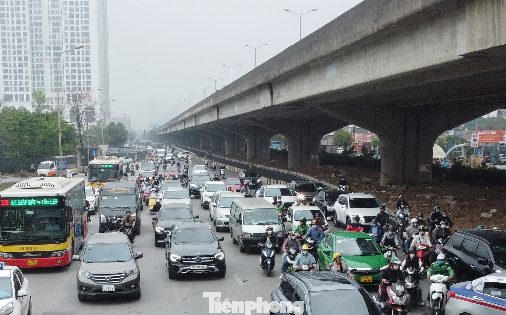 Bên ngoài hàng rào, phương tiện giao thông phải chen chúc đi qua những đoạn đường ùn tắc do công trường thu hẹp hàng rào gây ra. Bên ngoài hàng rào, phương tiện giao thông phải chen chúc đi qua những đoạn đường ùn tắc do công trường thu hẹp hàng rào gây ra.
