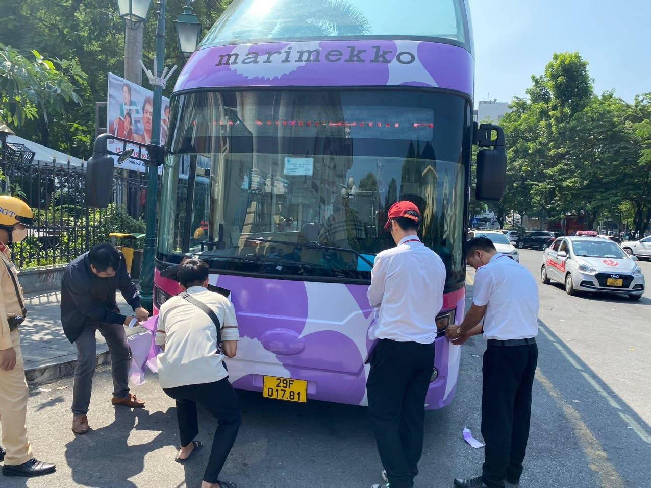 Xe buýt 2 tầng BKS 29F-017.81 chạy tuyến"Hanoi City Tour" của thành phố Hà Nội bị phát hiện dán biển quảng cáo cho nước ngoài trùm kín thân xe ngày 17/10.