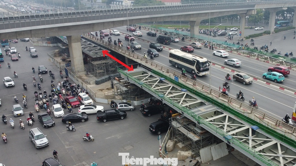 Sau gần 1 tuần lao lắp các dầm để hợp long cầu vượt thép, hiện làn cầu phía nội thành đã lao lắp xong, làn cầu phía ngoại thành còn khoảng vài chục mét đang được các đơn vị thi công lao lắp tiếp vào ban đêm trong các ngày tới. Sau gần 1 tuần lao lắp các dầm để hợp long cầu vượt thép, hiện làn cầu phía nội thành đã lao lắp xong, làn cầu phía ngoại thành còn khoảng vài chục mét đang được các đơn vị thi công lao lắp tiếp vào ban đêm trong các ngày tới.