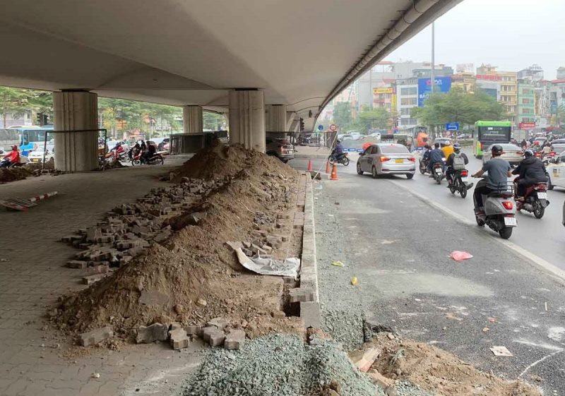 Dải phân cách đường Nguyễn Trãi - Tây Sơn đoạn qua nút giao Ngã Tư Sở cũng đang bị đào xới, mở rộng lòng đường những ngày qua.