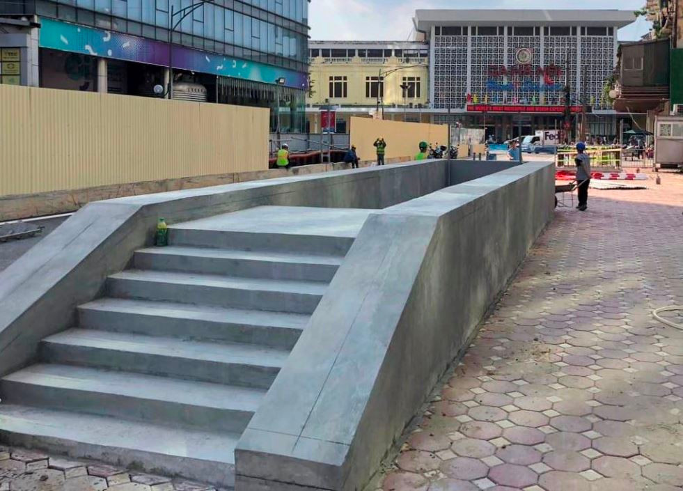 Cùng với đó, vỉa hè phố Trần Hưng Đạo chiều Phan Bội Châu - ga Hà Nội cũng lộ ra một cửa lên xuống ga ngầm tàu Nhổn - ga Hà Nội. Cửa hầm này có tên kỹ thuật là ga S12.