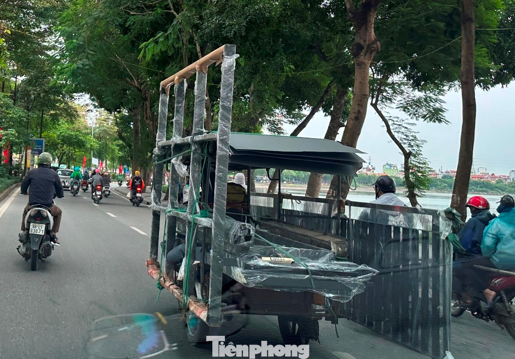 Xe ba bánh tự chế, không biển kiểm soát chở hàng cồng kềnh lưu thông trên nhiều tuyến đường Hà Nội.