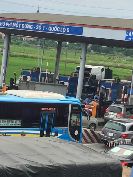 Tài xế dùng tiền lẻ trả phí, trạm BOT QL5 ùn tắc nghiêm trọng ảnh 1