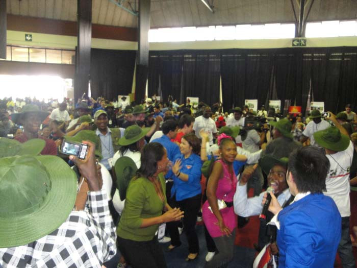 Tiết mục biểu diễn của Minh Quân thu hút bạn bè quốc tế.