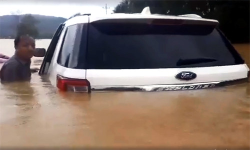 Hàng nghìn nhà dân ở Bình Định ngập trong lũ ảnh 1