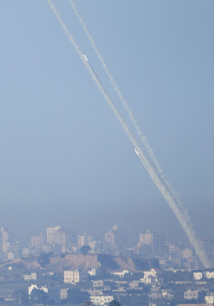 Binh sĩ Israel trên xe thiết giáp gần biên giới Israel-Gaza hôm 16-11. Ảnh: AP. Binh sĩ Israel trên xe thiết giáp gần biên giới Israel-Gaza hôm 16-11. Ảnh: AP