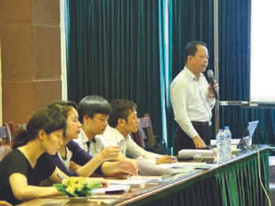 Ông Phan Đình Tân (đứng), người phát ngôn Bộ VH-TT&DL đã lên tiếng chính thức về những vấn đề liên quan tới đại hội VFF khóa VII