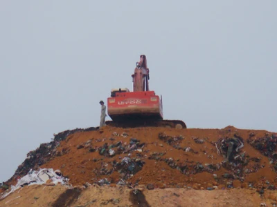 Xe ủi núi rác ở Nam Sơn Ảnh: PV