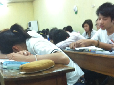 Học sinh... ngủ. Ảnh: Đỗ Hợp. Học sinh... ngủ. Ảnh: Đỗ Hợp
