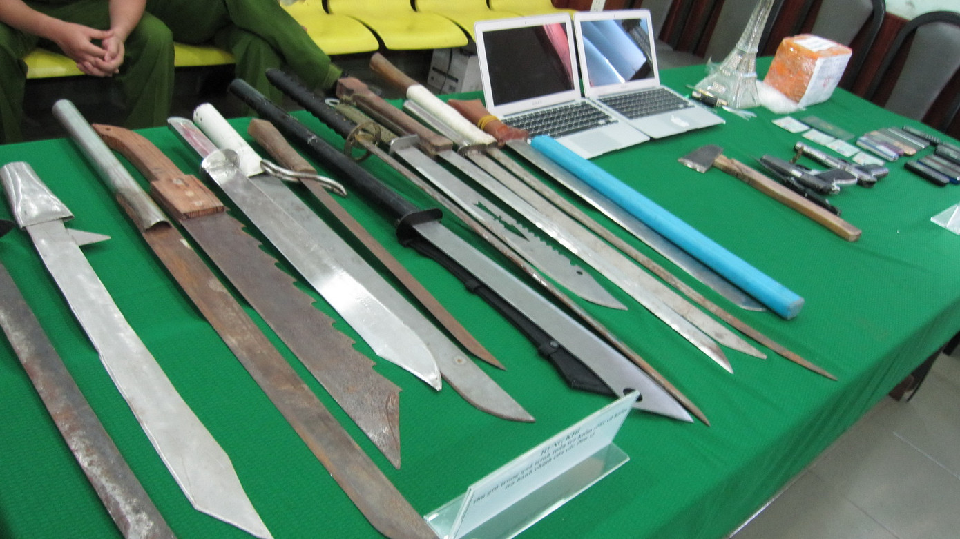 Công an thu giữ nhiều hung khí gây án