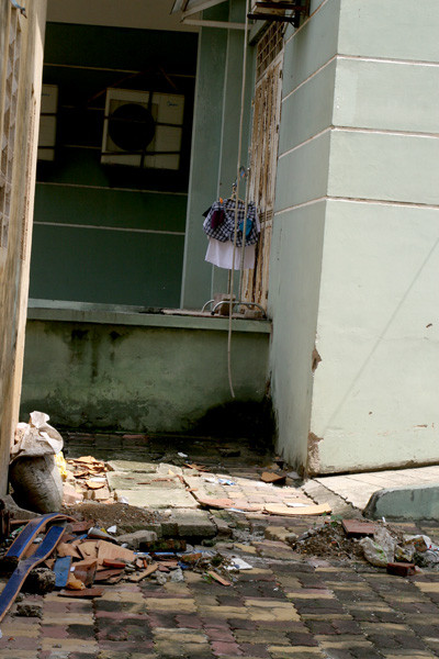 Rca rưởi tấn công tòa nhà