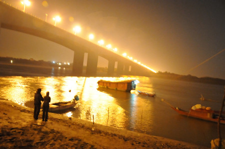 Người thân đứng sát mép sông dõi theo, hy vọng