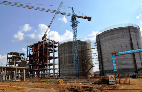 Công trường nhà máy sản xuất alumina Nhân Cơ. Lắp đặt lò nung