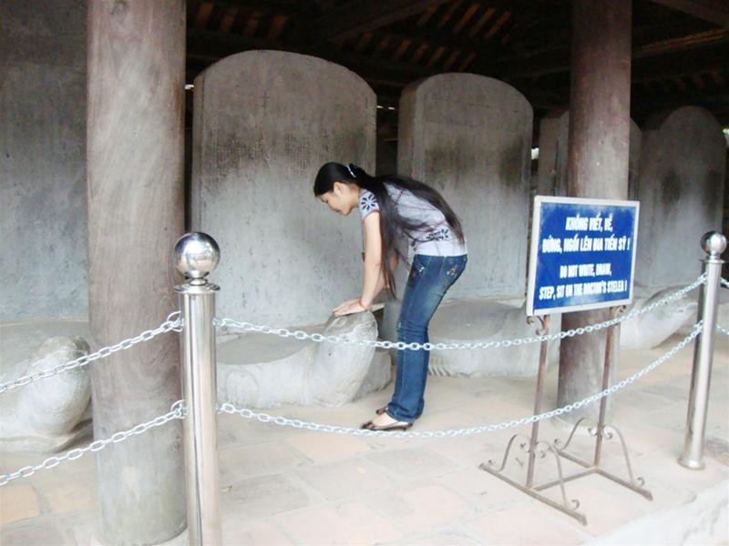 Văn bia Văn Miếu trước nguy cơ và thách thức bảo tồn. Ảnh: T.Toan