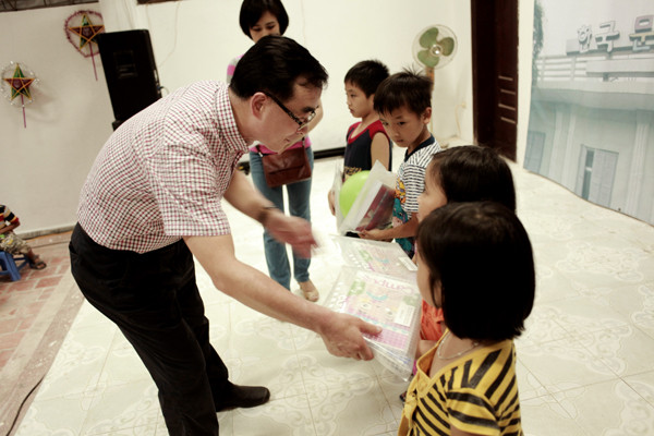 Giám đốc Trung tâm VH Hàn Quốc Park Nark Jong trao quà cho các em nhỏ