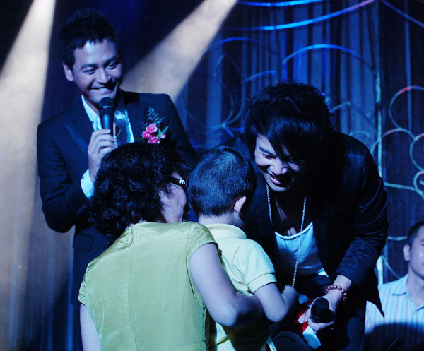 Bé Thiện Nhân tặng quà cho ca sĩ Thanh Bùi