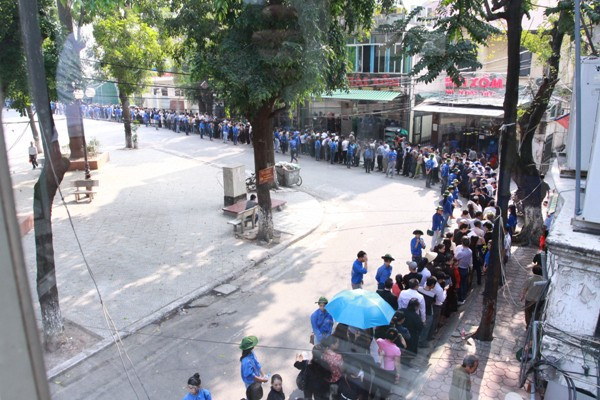 Đoàn người vào viếng Đại tướng xếp hàng dài hàng km