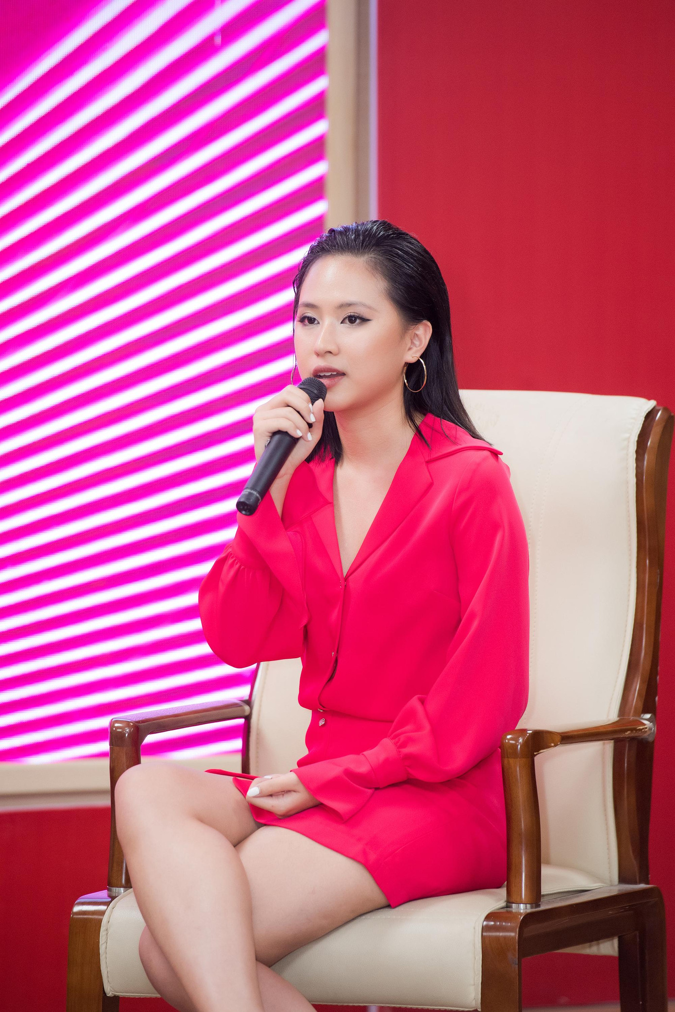 Hoa hậu Đỗ Thị Hà và người đẹp Phù Bảo Nghi chia sẻ tại buổi giao lưu. Ảnh: Như Ý.