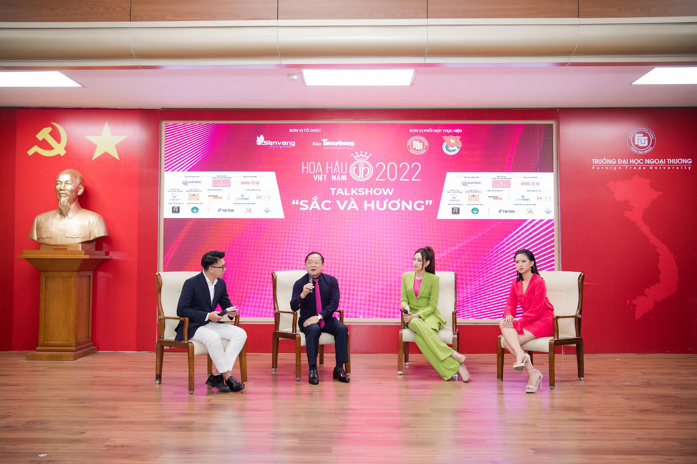 Các vị khách mời chia sẻ về chủ đề Sắc và Hương. Ảnh: Như Ý.