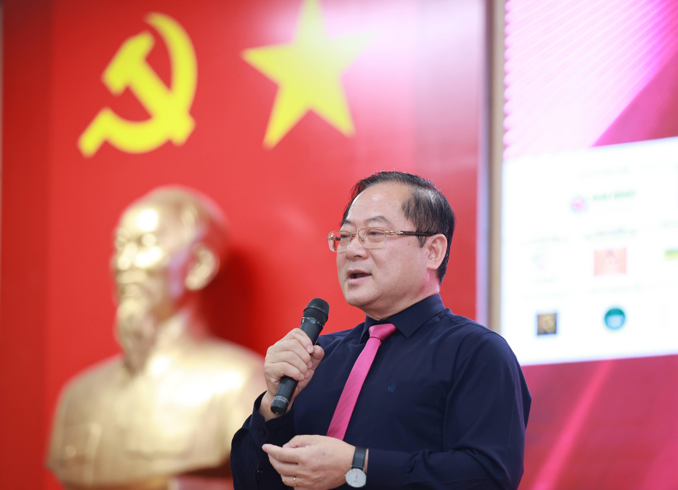 Nhà báo Lê Xuân Sơn - Tổng biên tập báo Tiền Phong, Trưởng Ban tổ chức Hoa hậu Việt Nam chia sẻ về những điểm mới của cuộc thi Hoa hậu Việt Nam 2022. Nhà báo Lê Xuân Sơn - Tổng biên tập báo Tiền Phong, Trưởng Ban tổ chức Hoa hậu Việt Nam chia sẻ về những điểm mới của cuộc thi Hoa hậu Việt Nam 2022.