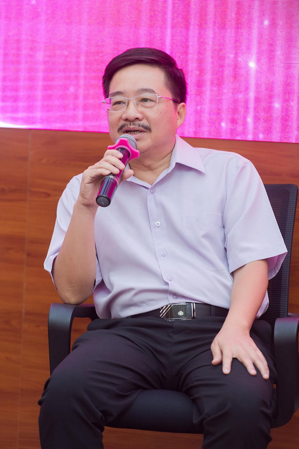 Nhà báo Vũ Tiến - Phó Tổng biên tập báo Tiền Phong, Phó trưởng ban tổ chức Hoa hậu Việt Nam chia sẻ tại tour tuyển sinh ở Học viện Thanh Thiếu niên Việt Nam. Ảnh: Như Ý. Nhà báo Vũ Tiến - Phó Tổng biên tập báo Tiền Phong, Phó trưởng ban tổ chức Hoa hậu Việt Nam chia sẻ tại tour tuyển sinh ở Học viện Thanh Thiếu niên Việt Nam. Ảnh: Như Ý.