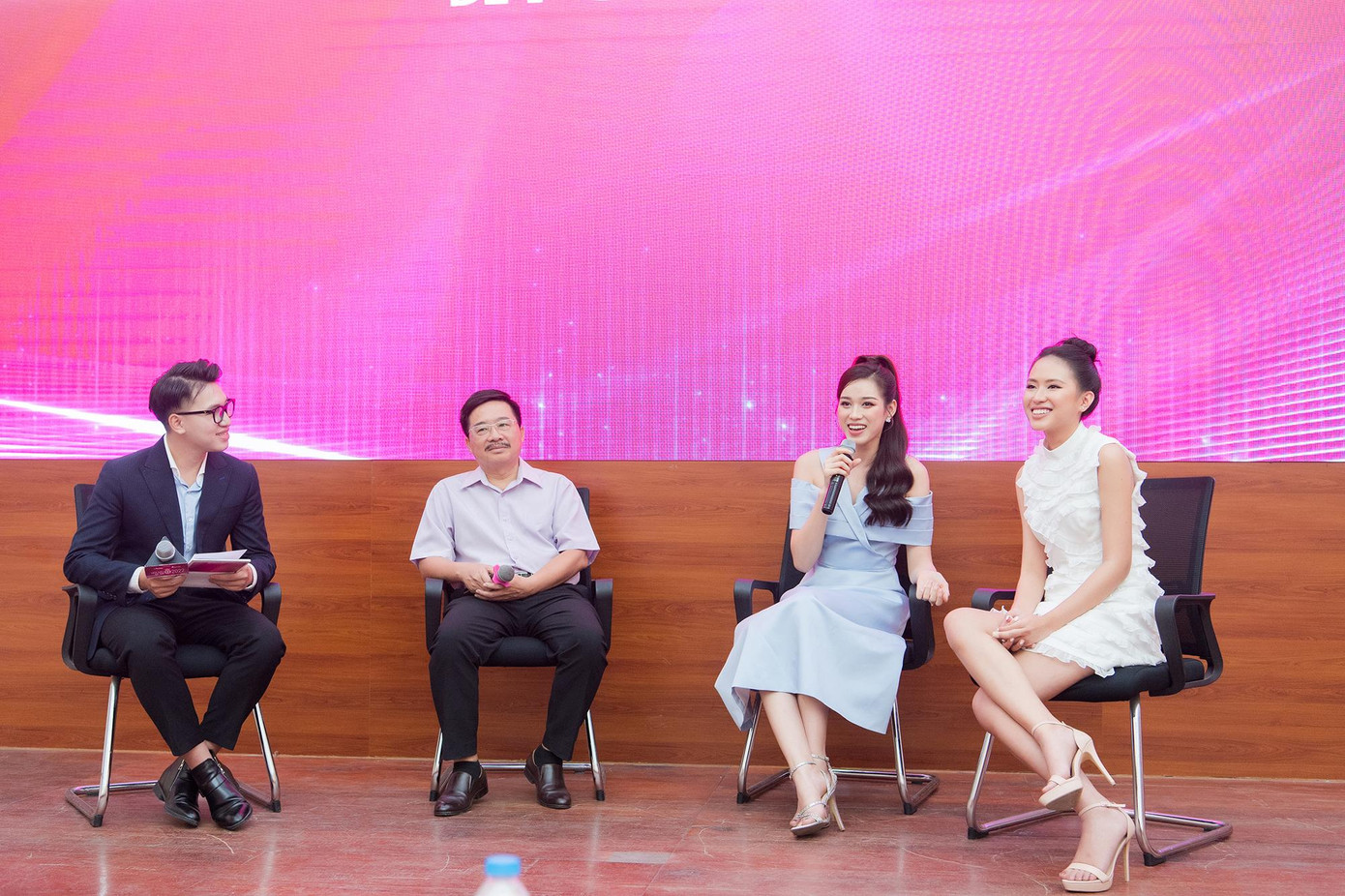 Tham gia tour tuyển sinh có sự góp mặt của Nhà báo Vũ Tiến – Phó Tổng biên tập báo Tiền Phong, Phó Trưởng Ban tổ chức Hoa hậu Việt Nam 2022, ông Trương Khải Minh – Bí thư Đoàn Học viện Thanh Thiếu niên Việt Nam. Các vị khách mời đã giải đáp những thắc mắc của các bạn học sinh, sinh viên về cuộc thi Hoa hậu Việt Nam 2022.