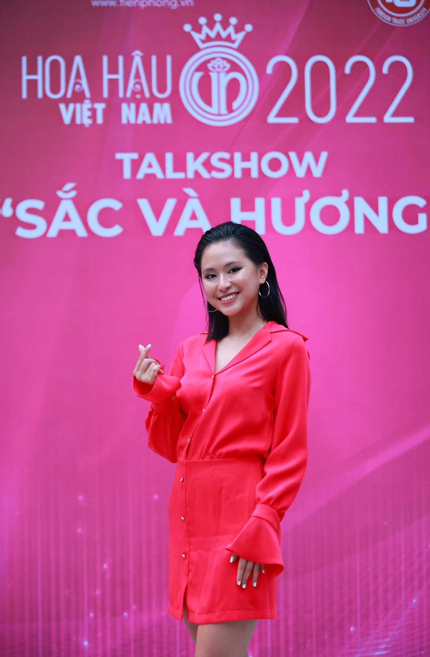 Người đẹp Thể thao của Hoa hậu Việt Nam 2020 – Phù Bảo Nghi mặc váy đỏ nổi bật. Cô gây ấn tượng với vẻ đẹp khoẻ khoắn, hiện đại.