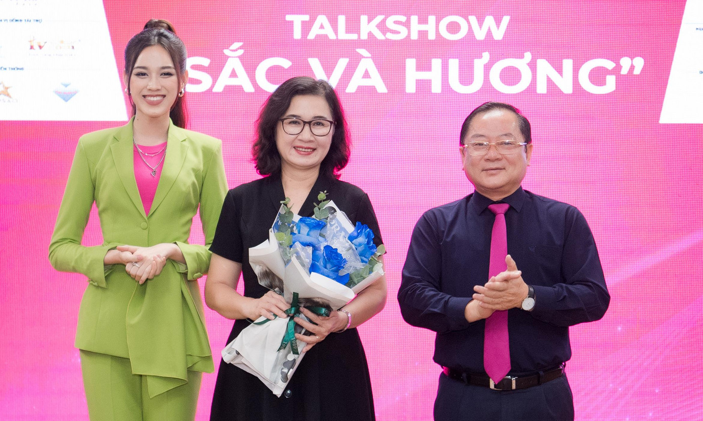 Nhà báo Lê Xuân Sơn - Tổng biên tập báo Tiền Phong, Trưởng ban tổ chức Hoa hậu Việt Nam và Hoa hậu Đỗ Thị Hà tại tour tuyển sinh ở Đại học Ngoại thương Hà Nội. Ảnh: Như Ý. Nhà báo Lê Xuân Sơn - Tổng biên tập báo Tiền Phong, Trưởng ban tổ chức Hoa hậu Việt Nam và Hoa hậu Đỗ Thị Hà tại tour tuyển sinh ở Đại học Ngoại thương Hà Nội. Ảnh: Như Ý.