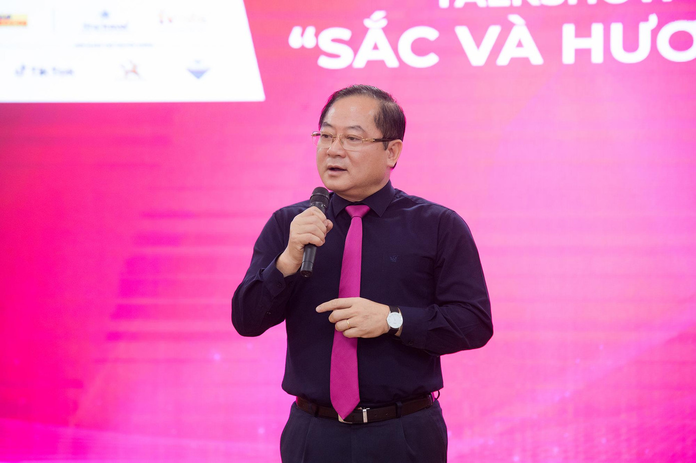 Nhà báo Lê Xuân Sơn chia sẻ tại buổi giao lưu. Ảnh: Như Ý.