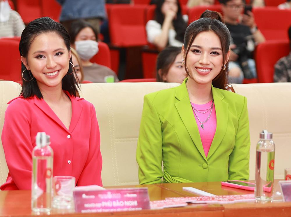 Hoa hậu Đỗ Thị Hà, người đẹp Phù Bảo Nghi tại tour tuyển sinh ở Đại học Ngoại thương Hà Nội. Ảnh: Như Ý.