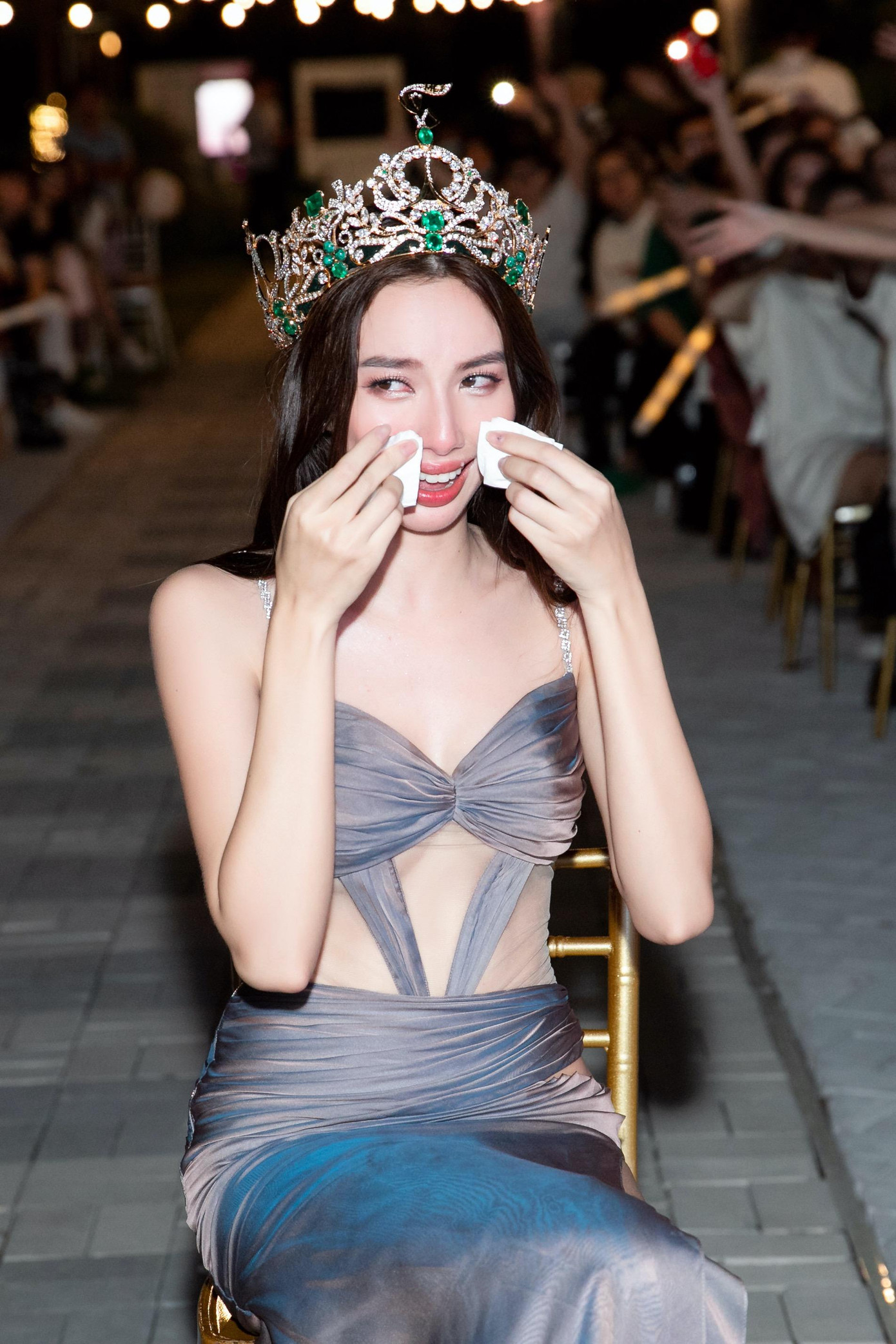 Thùy Tiên bật khóc vì xúc động trước tình cảm của fan. Ảnh: SV.