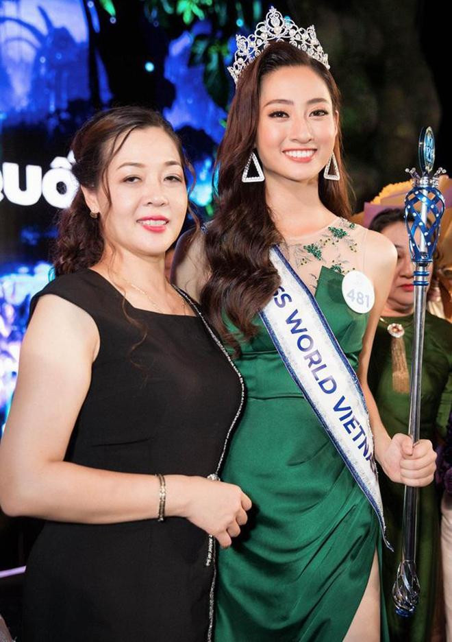 Lương Thùy Linh và mẹ. Lương Thùy Linh và mẹ.