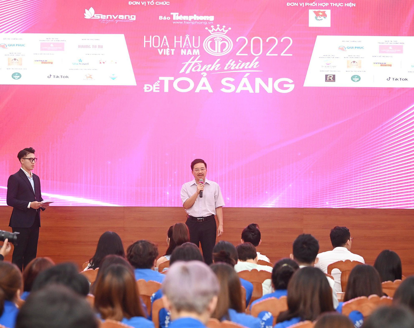 Nhà báo Vũ Tiến chia sẻ tại buổi giao lưu tuyển sinh.