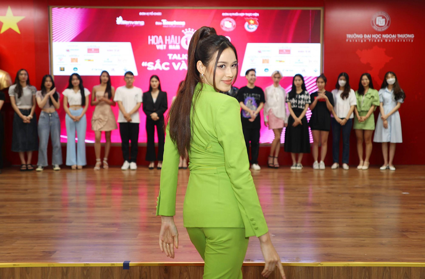 Từ một cô gái nông dân không có điều kiện học catwalk và từng phải luyện tập ở hành lang của trường, Đỗ Thị Hà giờ đây trở thành người mẫu được nhiều nhà thiết kế Việt Nam yêu mến. Cô từng xuất hiện nhiều lần trên sàn diễn với vai trò first face và vedette.