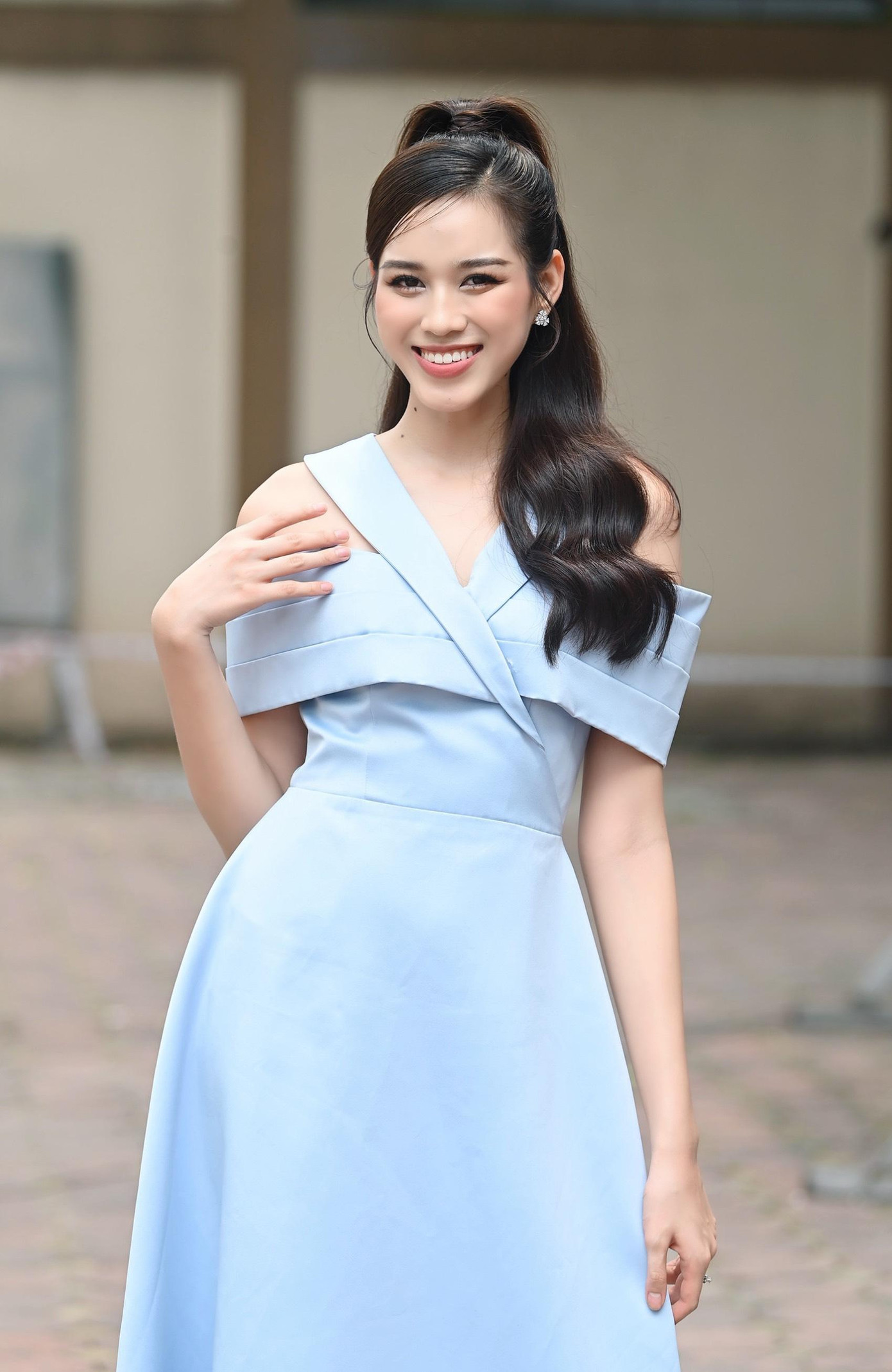 Hoa hậu Đỗ Thị Hà và Người đẹp Thể thao Phù Bảo Nghi tham gia buổi giao lưu tuyển sinh.