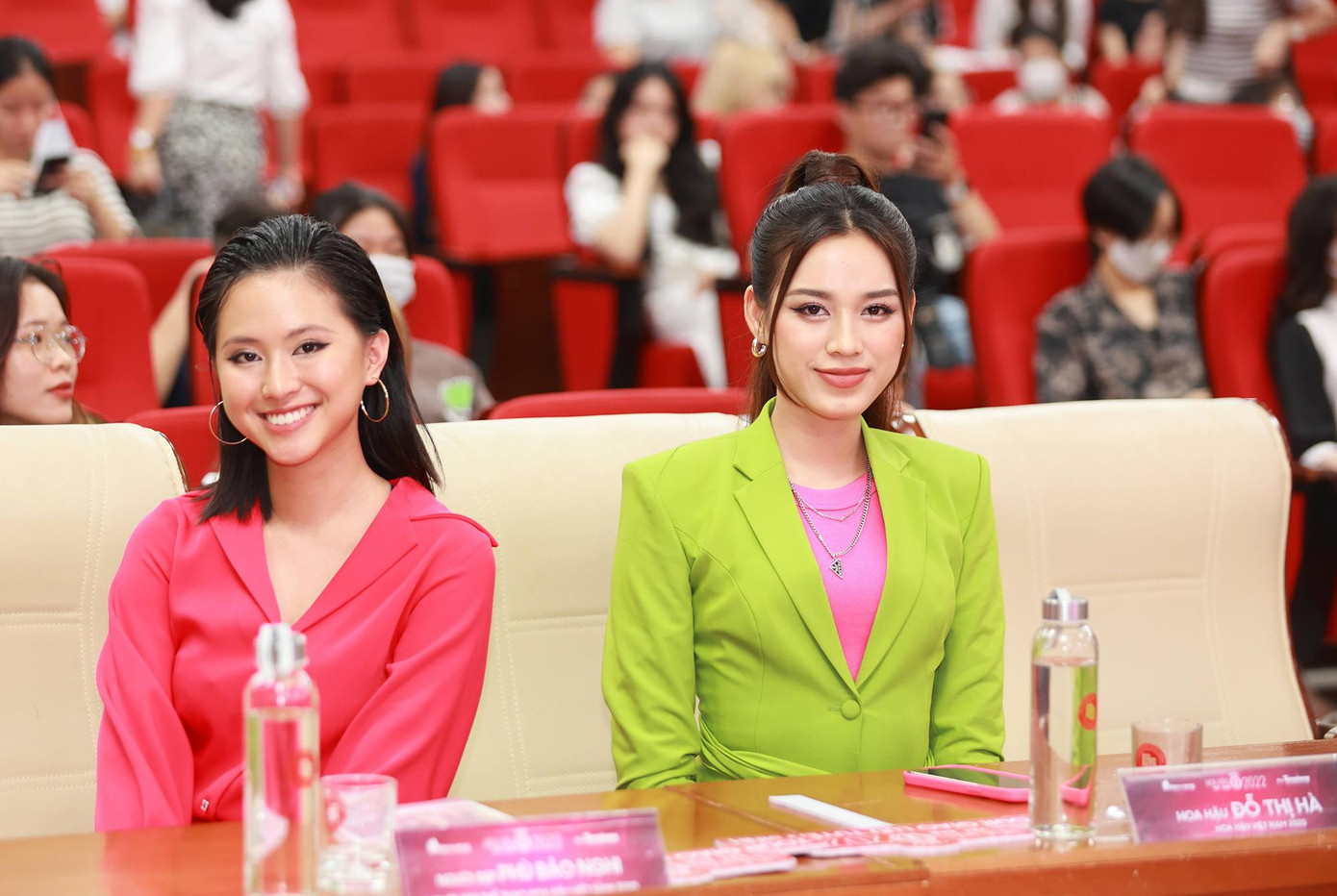 Chiều 21/9, Hoa hậu Đỗ Thị Hà và và Người đẹp Thể thao của Hoa hậu Việt Nam 2020 – Phù Bảo Nghi tiếp tục tham gia tour giao lưu, tuyển sinh của Hoa hậu Việt Nam 2022 được tổ chức tại Đại học Ngoại thương Hà Nội. Trước đó, tour tuyển sinh đã đến với Học viện Thanh Thiếu niên Việt Nam và Học viện Báo chí và Tuyên truyền.