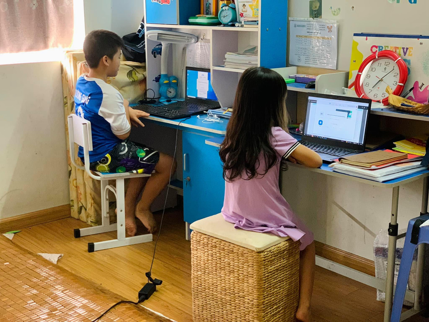 Nhiều gia đình "đau đầu" tìm laptop cho con, phải chi 1 khoản lớn chưa từng có đầu năm học mới