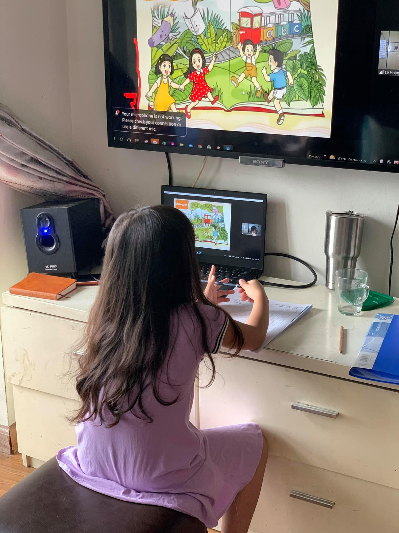 Phụ huynh chiếu màn hình laptop lên tivi để con xem to, rõ hơn
