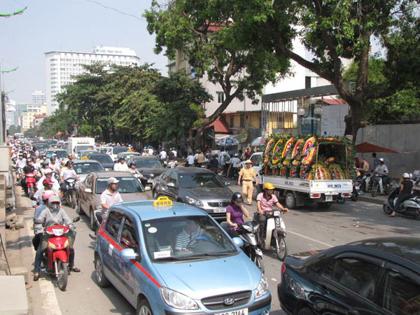 Vụ tai nạn gây ách tắc giao thông trên đường Lê Duẩn. Ảnh: Lãng Phong