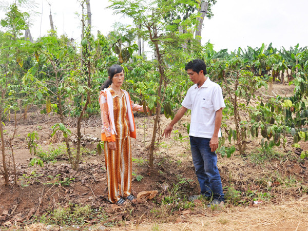 Mẹ con bà Khoa chỉ chỗ ủi đường lấn đất . Mẹ con bà Khoa chỉ chỗ ủi đường lấn đất