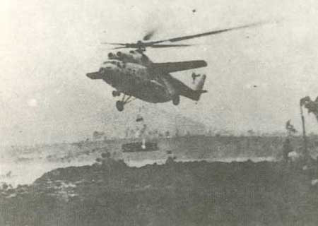 Trực thăng Mi-6 (Trung đoàn 919) cẩu panen hàn đê Gia Lương năm 1971. Trực thăng Mi-6 (Trung đoàn 919) cẩu panen hàn đê Gia Lương năm 1971