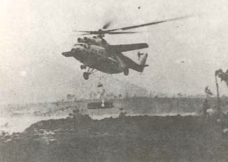 Trực thăng Mi-6 (Trung đoàn 919) cẩu panen hàn đê Gia Lương năm 1971
