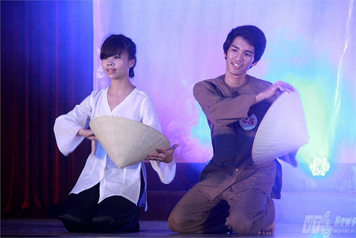 Nhiều bạn nam cũng đã múa rất thành thục khi tham gia cùng bạn nữ của mình